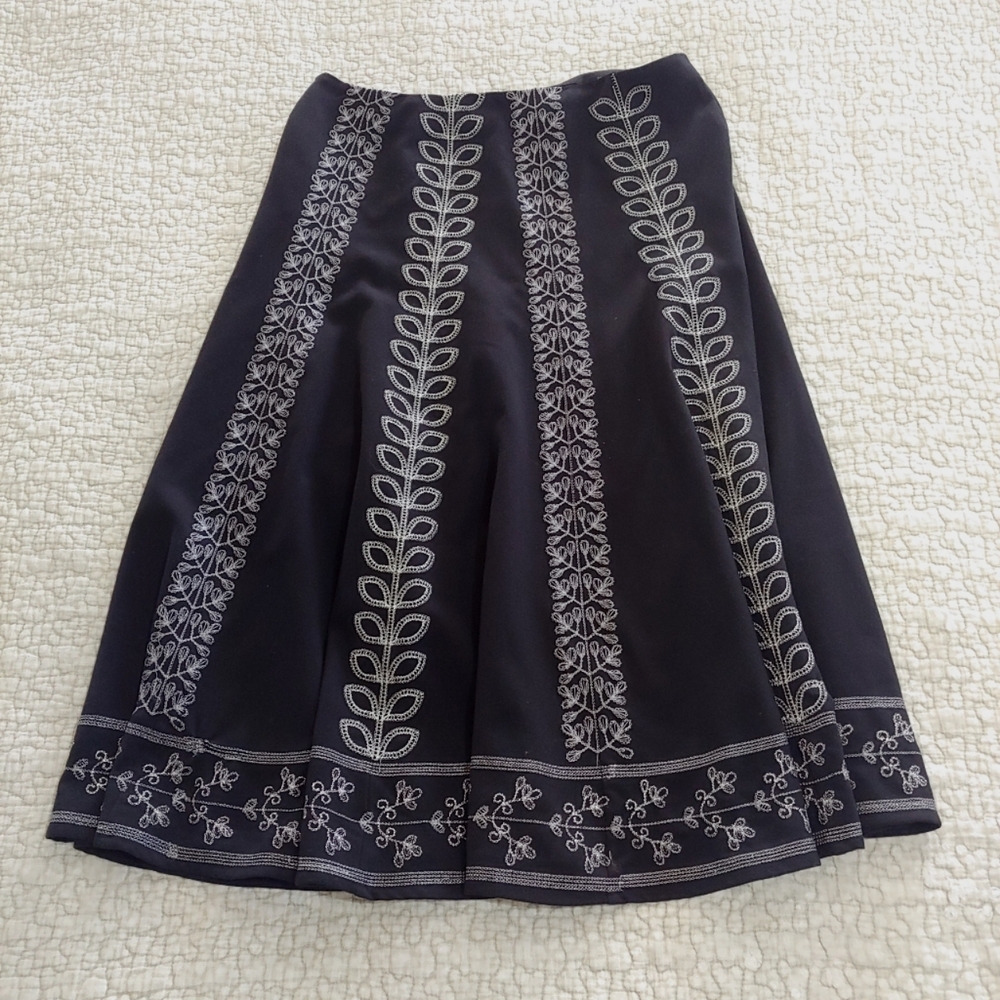 Sunny Leigh Circle Skirt, Women's Size 10, Black With Silver Floral Stitc Detail